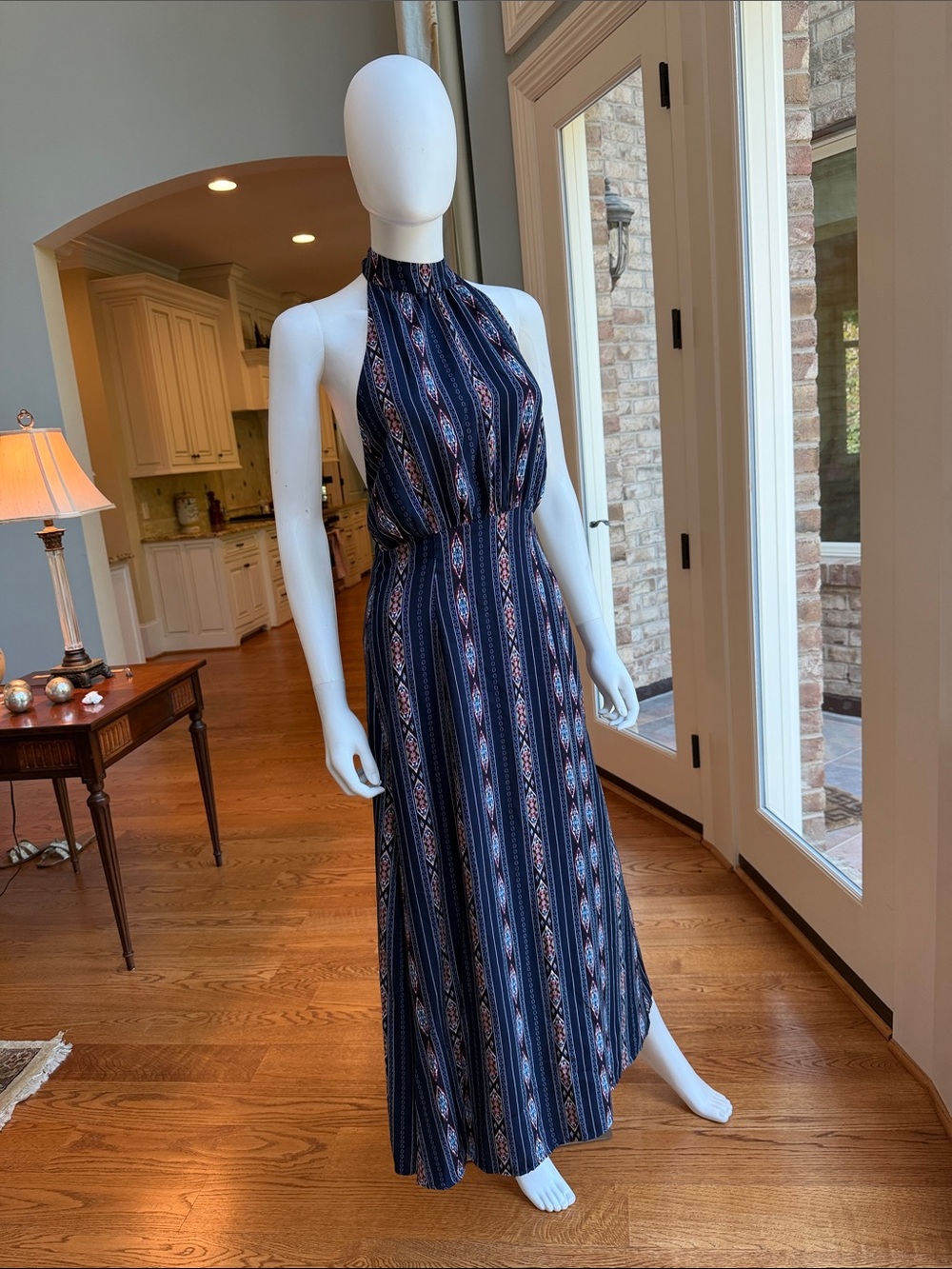 Lulu’s size small gorgeous maxi dress, with two leg slits!
A